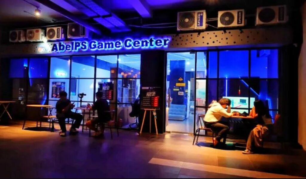 Game center modern dengan berbagai permainan arcade dan virtual reality